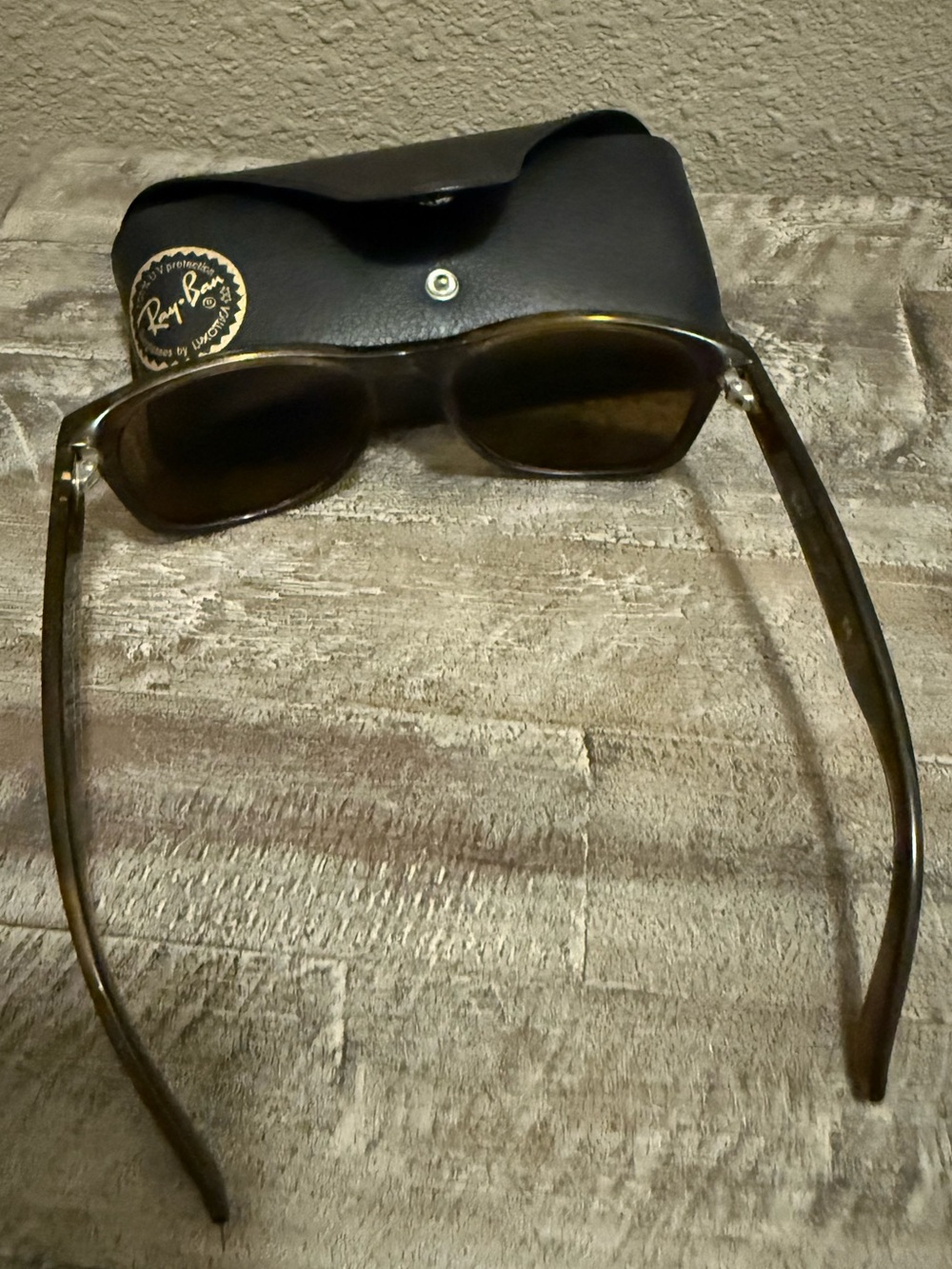 Authentic Ray-Ban Wayfarer Sunglasses in Tortoiseshell and Brown with Case! - Picture 5 of 6